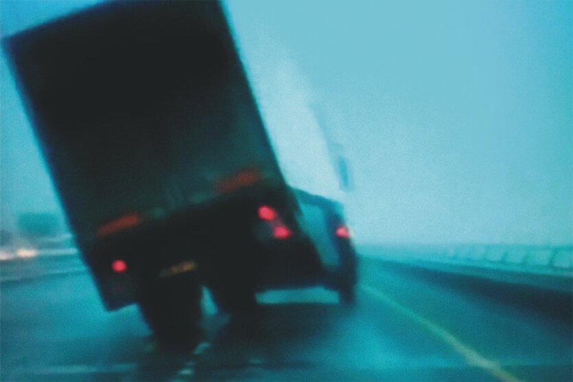 Aufnahme von einem Lastwagen, der fast umkippt