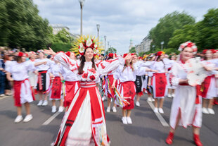Ukrainerinnen tanzen in traditionellen Trachten beim Straßenumzug der Kulturen