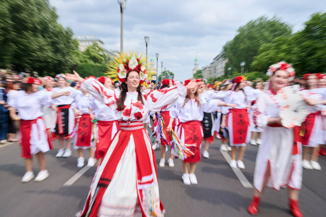 Ukrainerinnen tanzen in traditionellen Trachten beim Straßenumzug der Kulturen