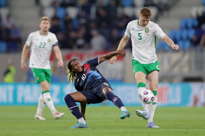 Rodrigues fällt beim Versuch, einem Gegenspieler den Ball abzunehmen