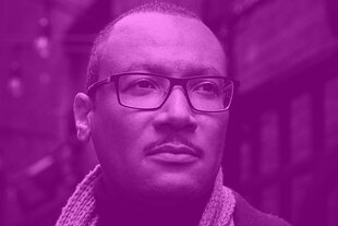 Porträt eines leicht an der Kamera vorbeischauenden Mannes mit Brille und Schnurrbart, Tommie Shelby. Er trägt einen dicken Schal und wirkt nachdenklich. Das Bild ist ganz in einem Magenta-Ton eingefärbt, die Markenfarbe des Dissens-Podcasts.