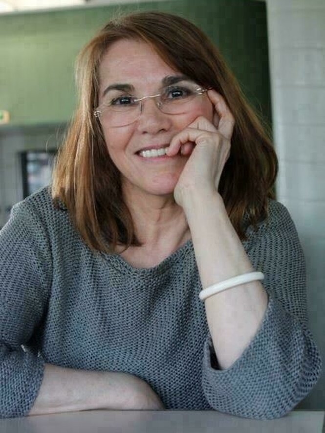 Eine Frau lächelt in die Kamera