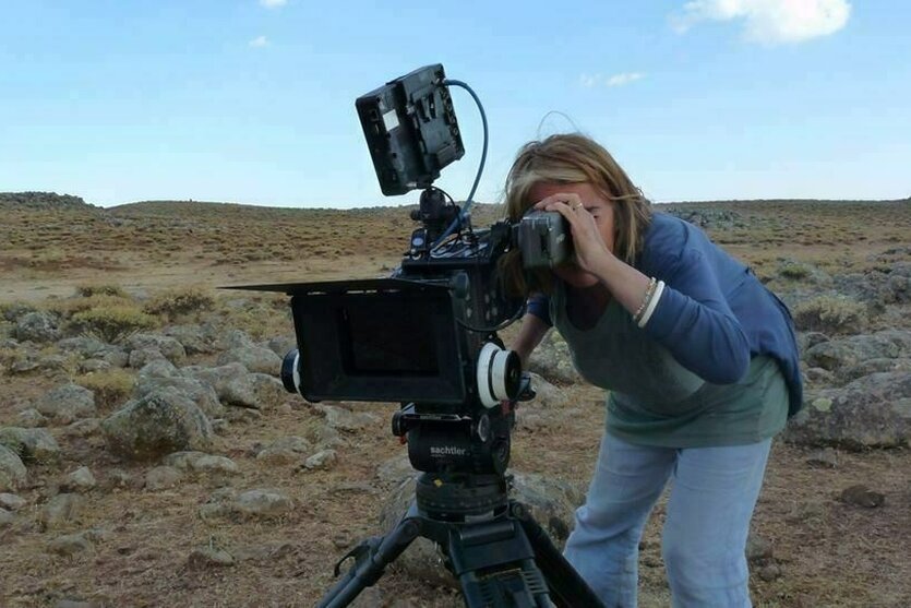 Eine Frau schaut durch eine Filmkamera