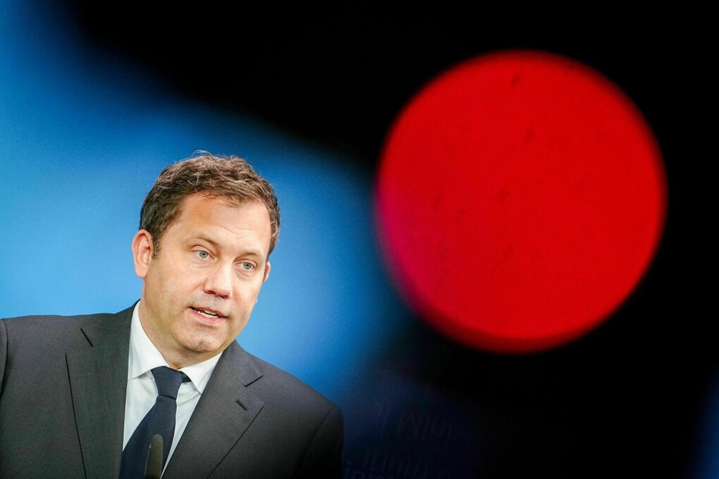 Ein Mann spricht zu Vertretern der Presse