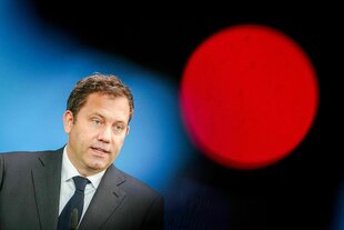 Ein Mann spricht zu Vertretern der Presse