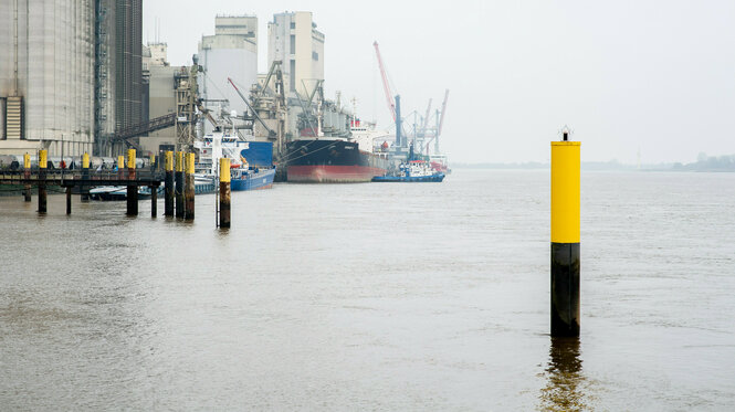 Getreidesilos am Hafen von Brake