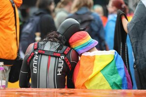 Zwei verkleidete Personen sitzen nebeneinander und legen ihre Köpfe aneinander Zwei verkleidete Personen sitzen nebeneinander und legen ihre Köpfe aneinander