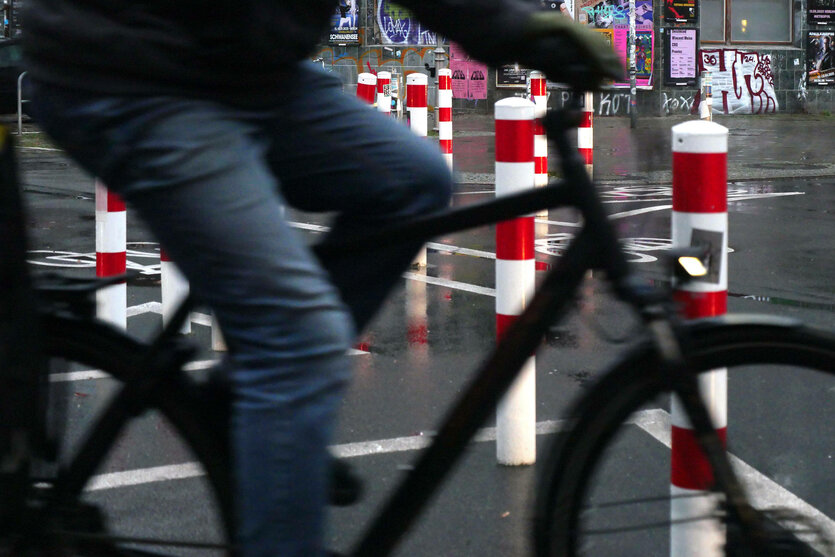 Fahrrad vor Poller