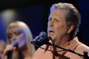 Ein Mann singt in ein Mikrofon