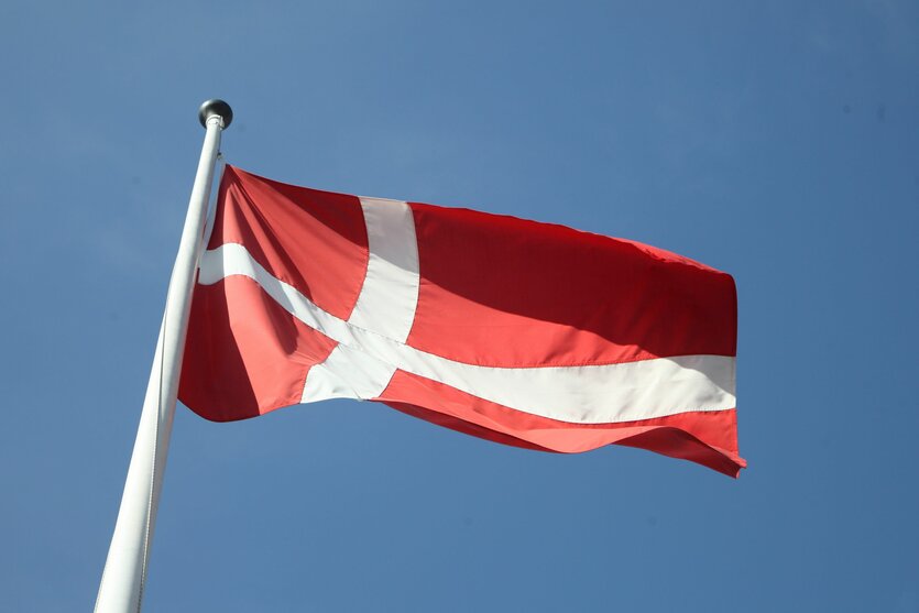 Eine dänische Flagge weht im Hafen von Helsingborg im Wind
