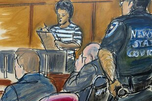 Gerichtszeichnung, Blick auf eine verkündende Person im Hitnergrund, im Vordergrunde eine Person die Hände über demGesicht zusammenschlagend mit der Polizei im Rücken