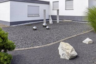Schottergarten vor einem Einfamilienhaus