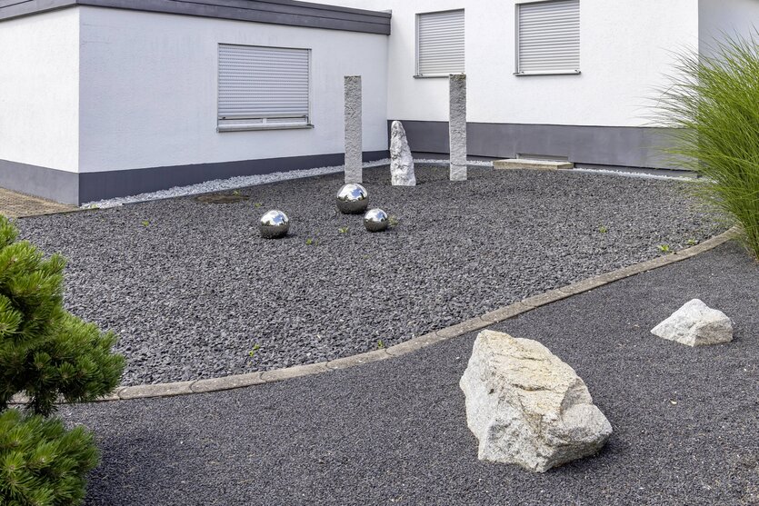 Schottergarten vor einem Einfamilienhaus