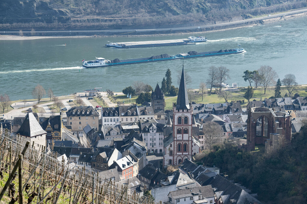 Binnenschiffe fahren an der Altstadt von Bacharach vorbei über den Rhein