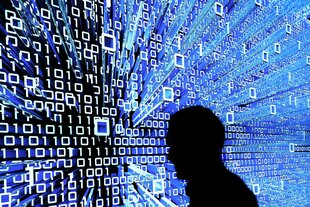 Person geht an einem Leuchtdisplay mit Zahlen und Cyber Ästhetik vorbei.