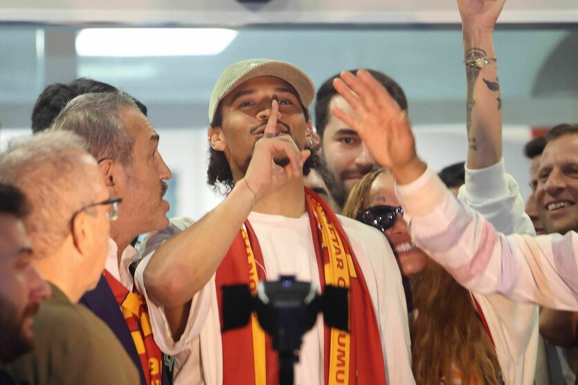 Leroy Sané am Flughafen in Istanbul