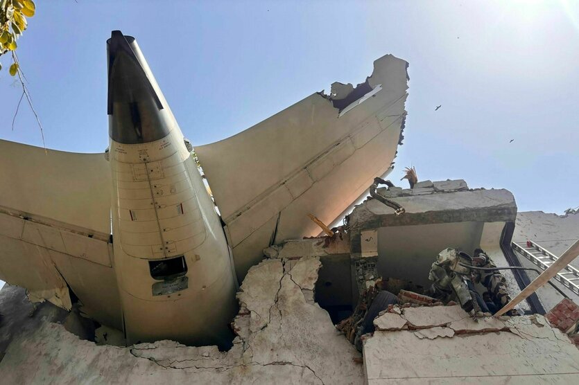 Das Hecke eines Flugzeug ragt aus einer Hauswand