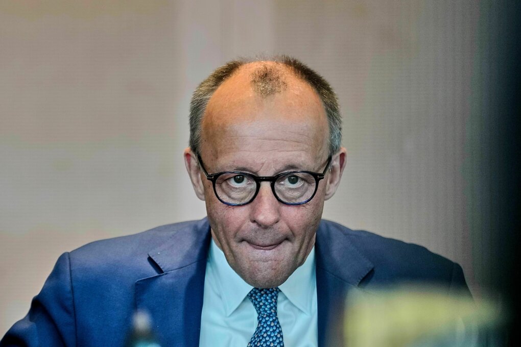 Kanzler Merz blickt verbissen in die Kamera