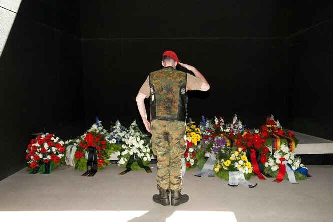 Ein Soldat salutiert vor auf dem Boden liegenden Kränzen: Eine Gedenkveranstaltung für im Auslandseinsatz gefallene Soldaten der Bundeswehr-Veteranen am Bendlerblock 2017 in Berlin