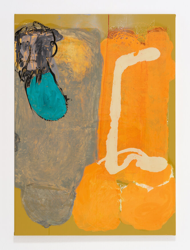 Auf einer abstrakten Malerei aus Acryl, Emaille und Lack liegen eine graue und eine gelb-orange organische Fläche nebeneinander auf einem helleren gelb-grauen Hintergrund. Auf der grauen Fläche ist sich eine kleinere türkise Fläche aufgetragen, über ihr g