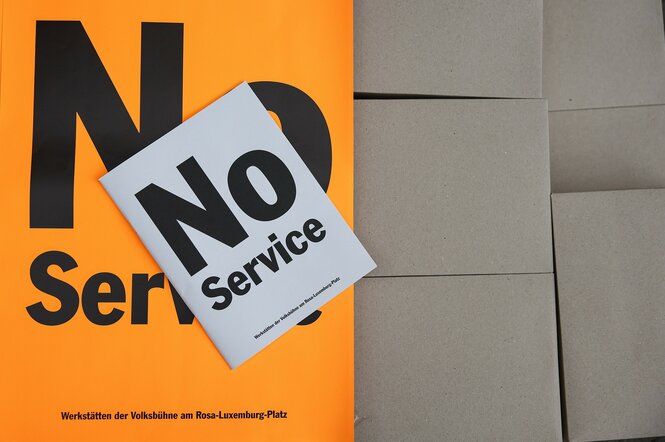 Ein Plakat und Flyer mit der Aufschrift No Service liegen auf Kartons.