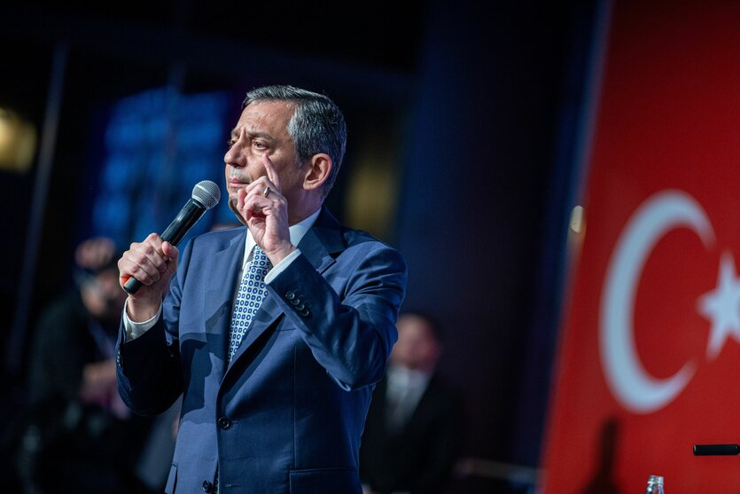 Özgür Özel, CHP-Vorsitzender, spricht während eines Kongresses