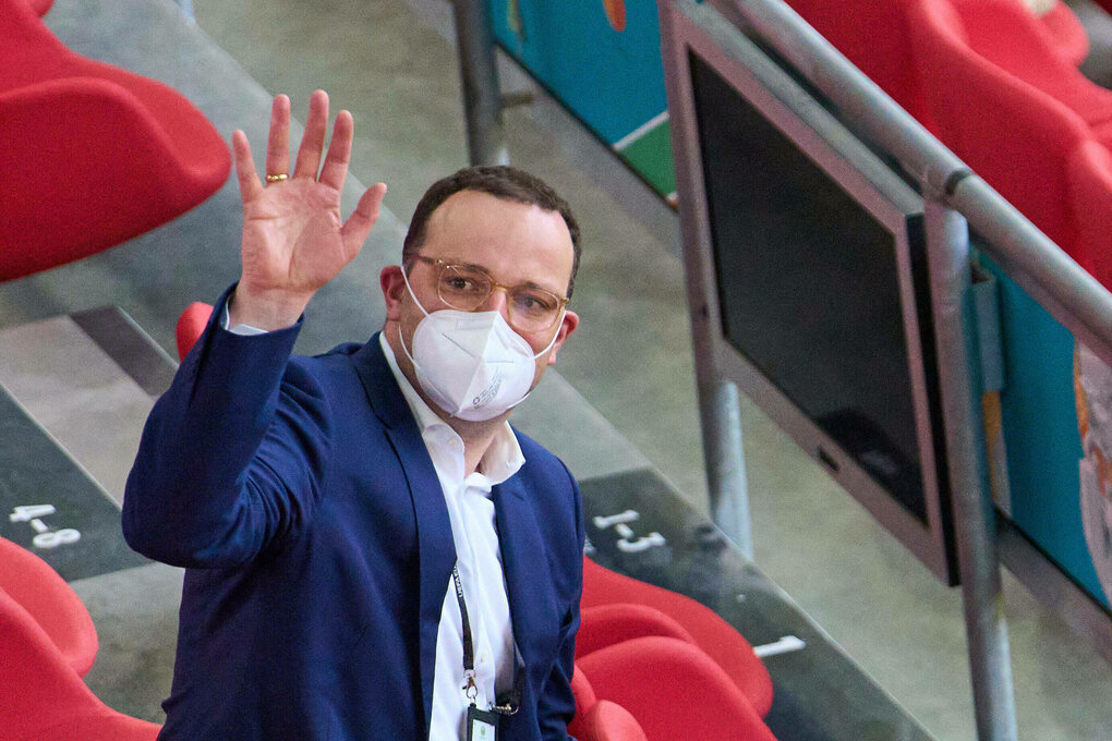 Jens Spahn mit FFP2 Maske blick in die Kamera und winkt