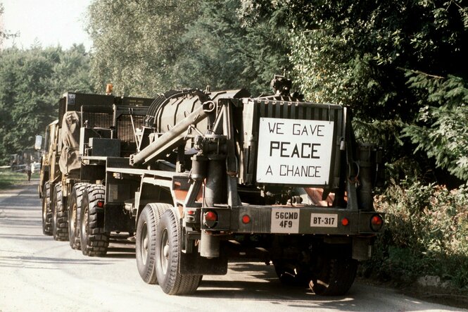 Amerikanisches Militärfahrzeug mit Interkontinentalraketen, ein Schild am Fahrzeug liest "We gave peace a chance"