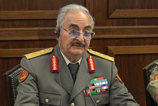 Khalifa Haftar in Paradeunifrm in Moskau
