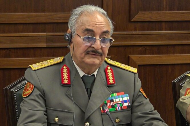 Khalifa Haftar in Paradeunifrm in Moskau