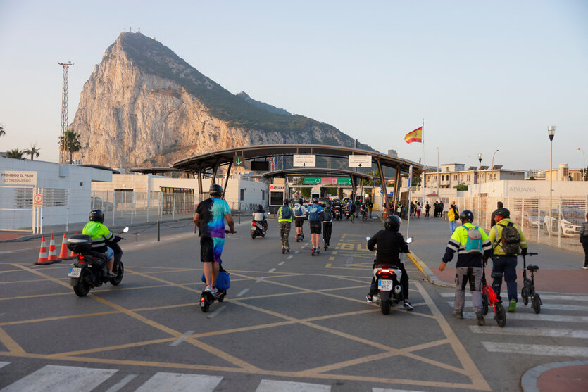 Grenzübergang mit viel leicht motorisiertem Verkehr, im Hintergrund der Felsen von Gibraltar