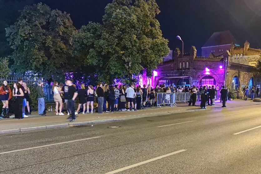 Lange Warteschlange vor dem Eingang des Techno-Clubs RSO in Schöneweide
