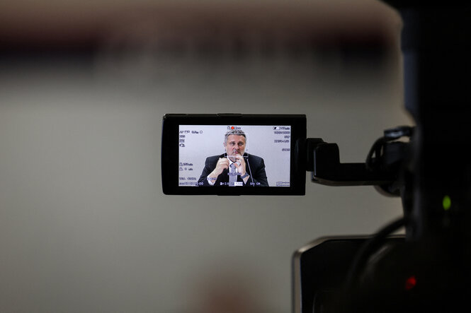 Eine Person im digitalen Display einer Kamera auf einer Pressekonferenz