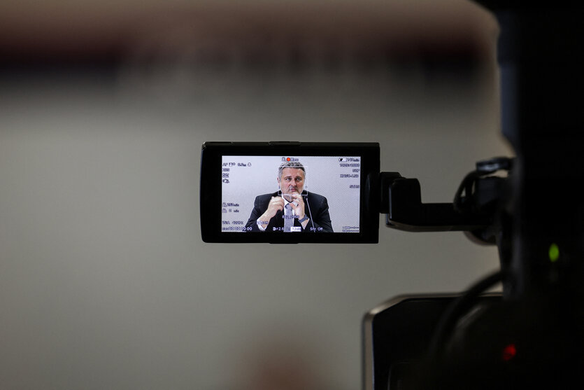 Eine Person im digitalen Display einer Kamera auf einer Pressekonferenz