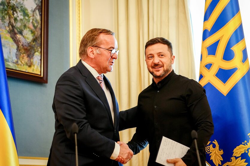 Pistorius und Selenskyj schütteln Hände