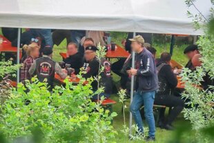 Zu sehen sind die sog. Deutschen Nachtwölfe in Bikerkleidung bei ihrer Sommerparty in Niederstetten.