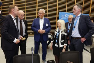 Hamburgs Innensenator Andy Grote (ganz links) neben den Nominierten zum "Abschiebeminister 2025": Bremens Innensenator Ulli Mäurer, Bayerns Innenminister Joachim Herrmann und Berlins Innensenatorin Iris Sprange, bei der Innenministerkonferenz 2025