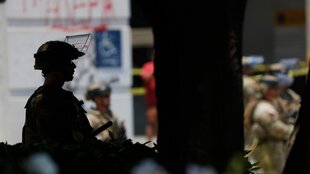 Beamte der Nationalgarde stehen in der Nähe des Metropolitan Detention Center und überwachen Proteste.