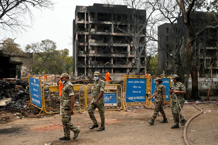 Sicherheitskräfte patrouillieren am Absturzort eines Air India-Flugzeugs in Ahmedabad