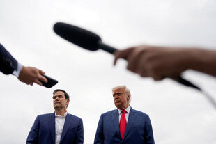 Rubio und Trump hinter Mikrophonen