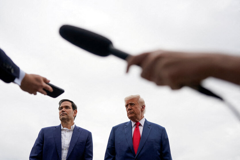Rubio und Trump hinter Mikrophonen