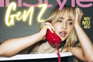 Eine Frau hählt einen altmodischen Telefonhörer in der Hand