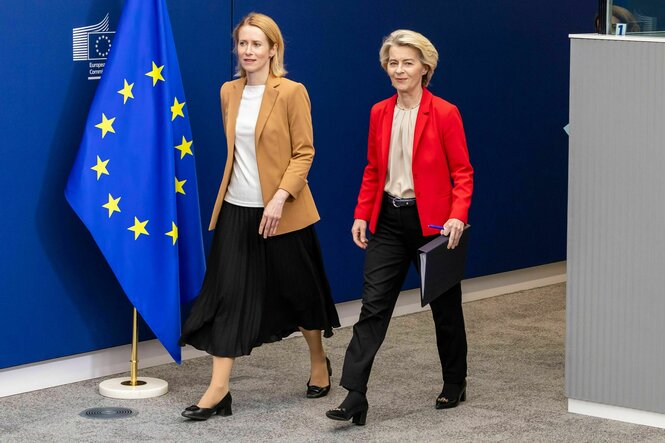 Ursula von der Leyen und Kaja Kallas auf dem Weg zu einer PK in Brüssel