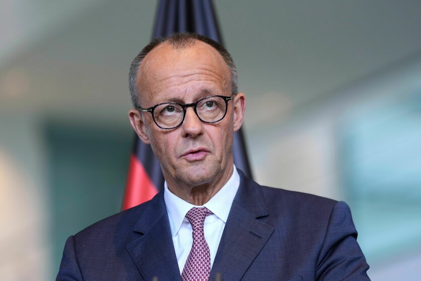 Ein Mann mit Brille schaut ernst