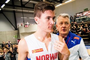 Jakob Ingebrigtsen mit seinem Vater im Hintergrund bei einem Wettbewerb