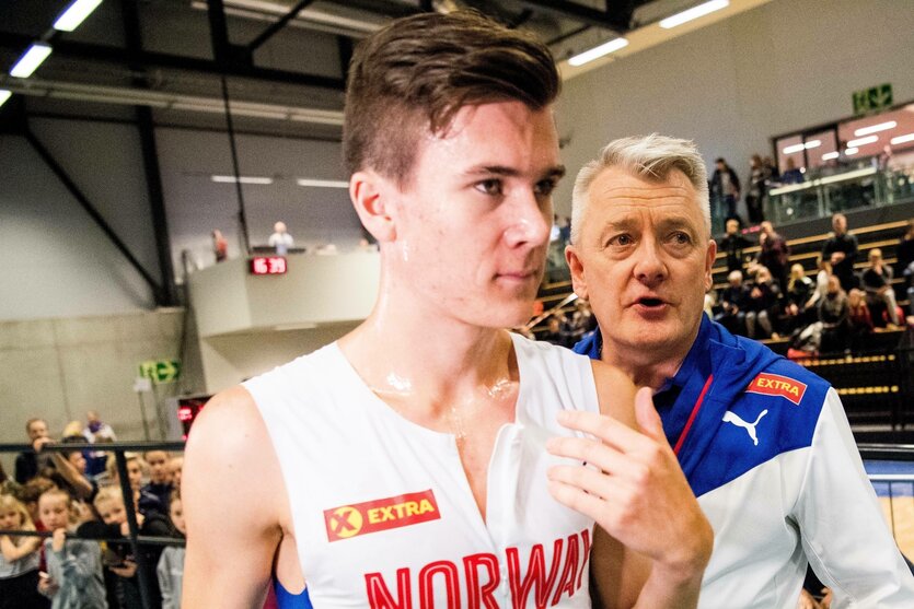 Jakob Ingebrigtsen mit seinem Vater im Hintergrund bei einem Wettbewerb