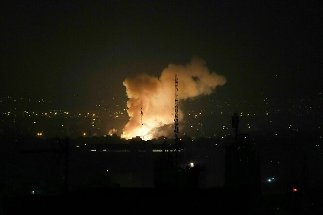 Eine Explosion bei nacht