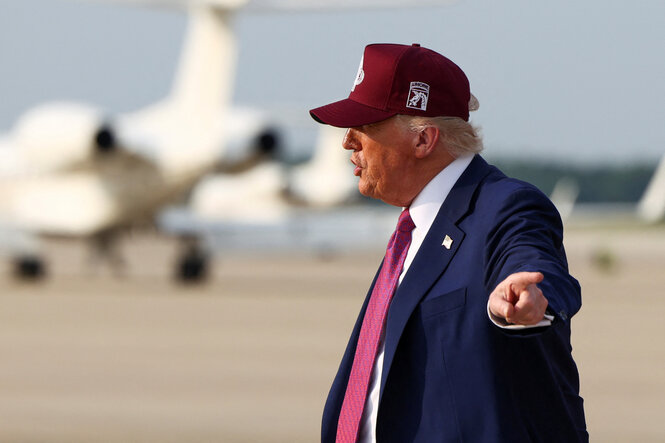 US-Präsident Donald Trump zeigt bei seiner Ankunft auf einem Flughafenmit dem Finger zur Seite
