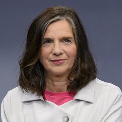 Katrin Göring-Eckardt, mittellanges Haar, weiß-grauer Mantel