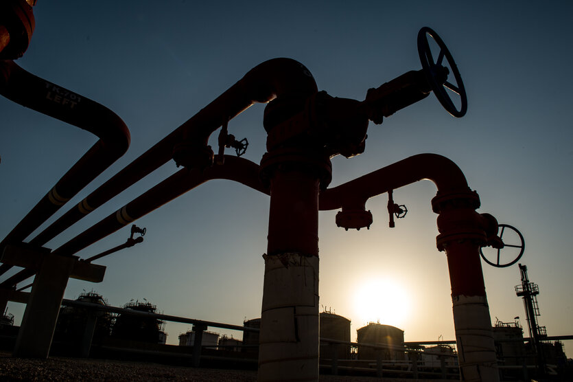 Rohrleitungen in einer petrochemischen Anlage sind gegen einen blauen Himmel abgegrenzt